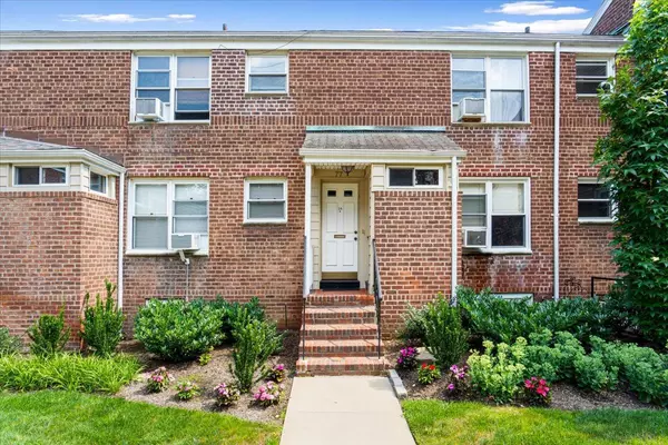 Roslyn Heights, NY 11577,77 Edwards ST #2A