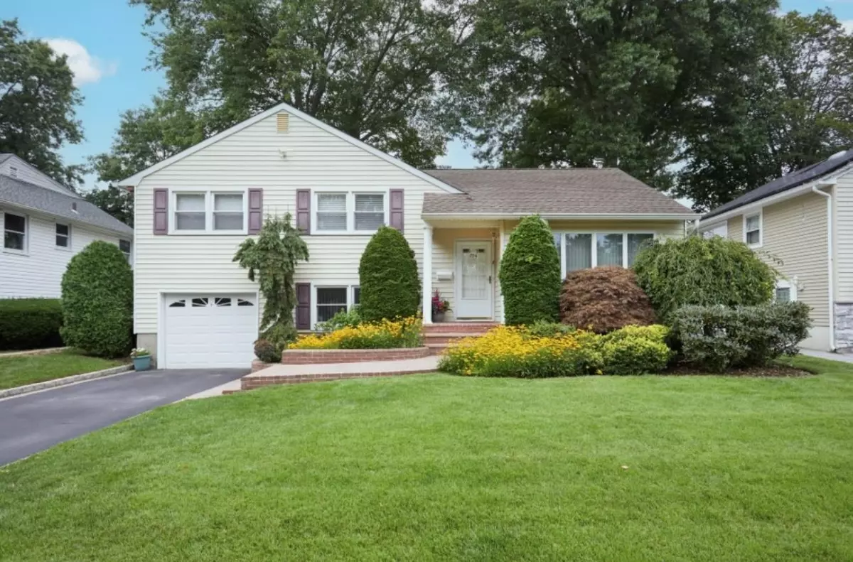 East Meadow, NY 11554,734 Wenwood DR