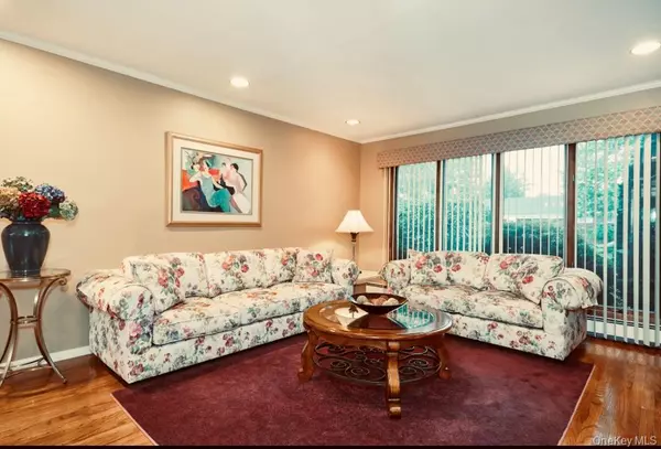 East Meadow, NY 11554,734 Wenwood DR