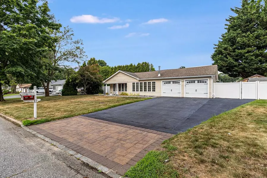 17 Lillian ST, Port Jefferson Station, NY 11776