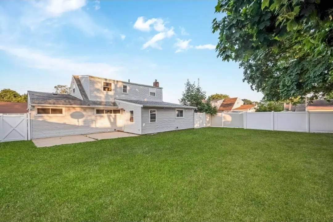 North Babylon, NY 11703,6 Jean DR