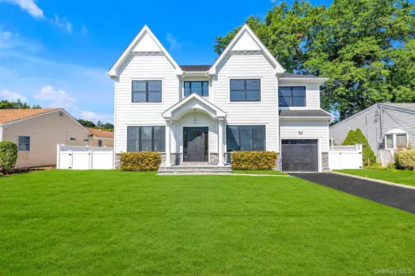 109 Greenway, Albertson, NY 11507