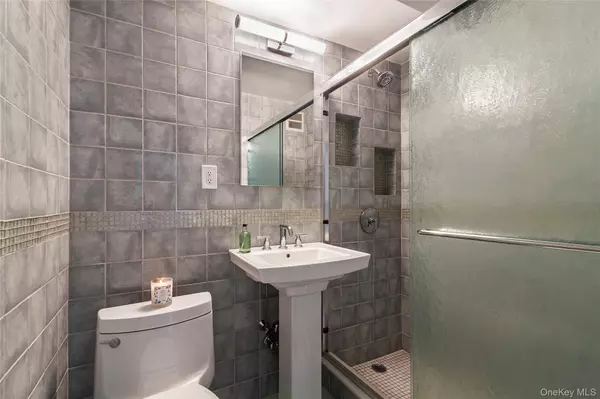 Bronx, NY 10471,3935 Blackstone AVE #6DE