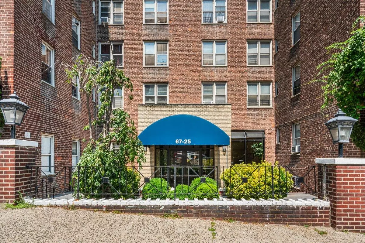 Forest Hills, NY 11375,67-25 Dartmouth ST #4A