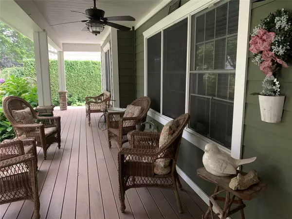 Floral Park, NY 11001,122 Cypress ST