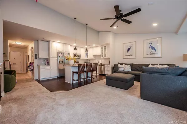 West Babylon, NY 11704,32 Della DR #32
