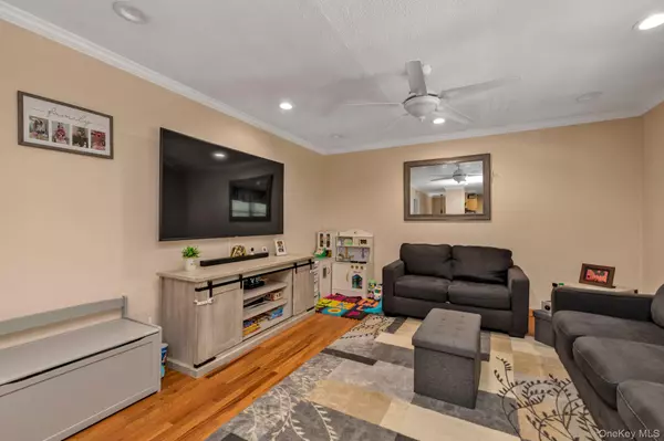 New Hyde Park, NY 11004,8224 Langdale ST #138B