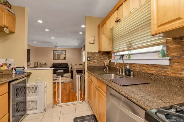 New Hyde Park, NY 11004,8224 Langdale ST #138B