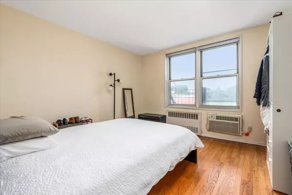 Woodside, NY 11377,60-11 Broadway #3L