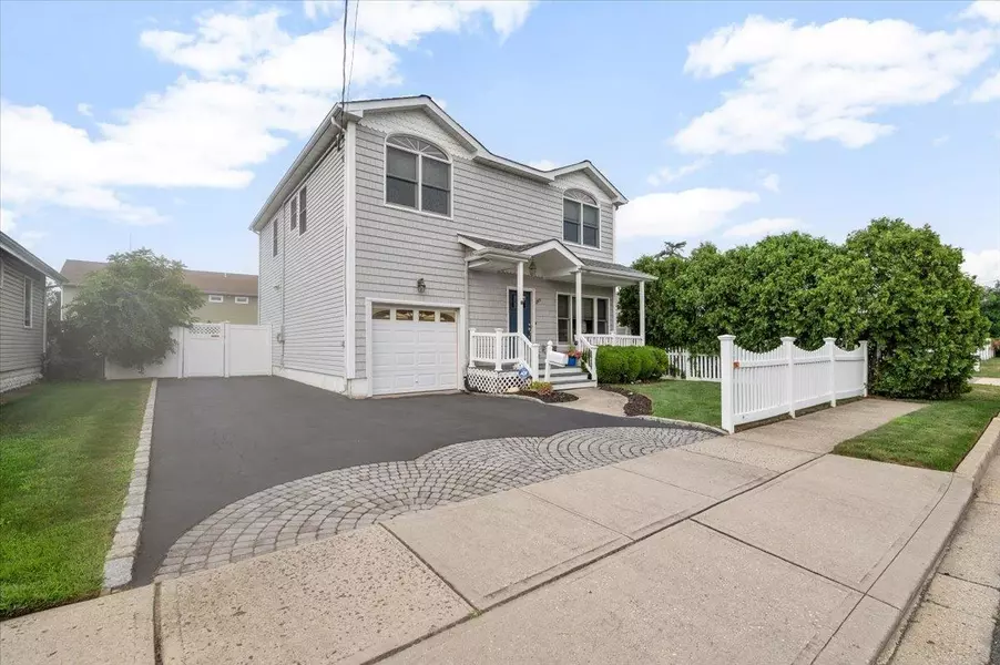 189 N Windhorst AVE, Bethpage, NY 11714