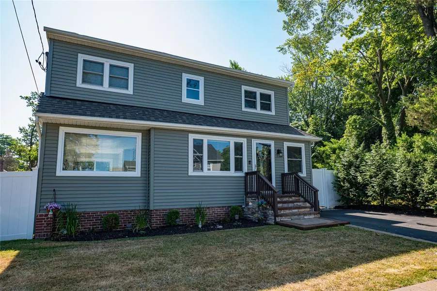 41 Dogwood RD, Rocky Point, NY 11778