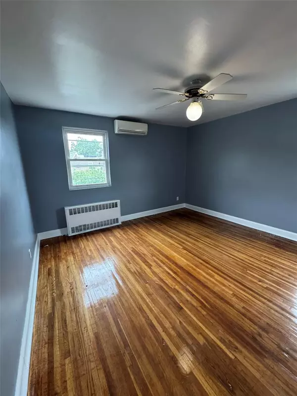 Kew Garden Hills, NY 11367,153-32 77 AVE