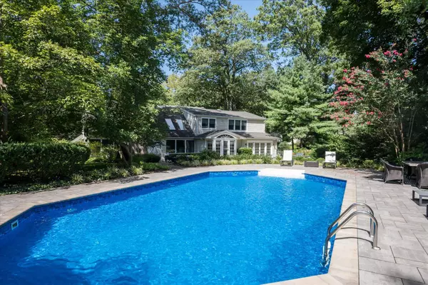 East Hills, NY 11576,75 Chestnut DR