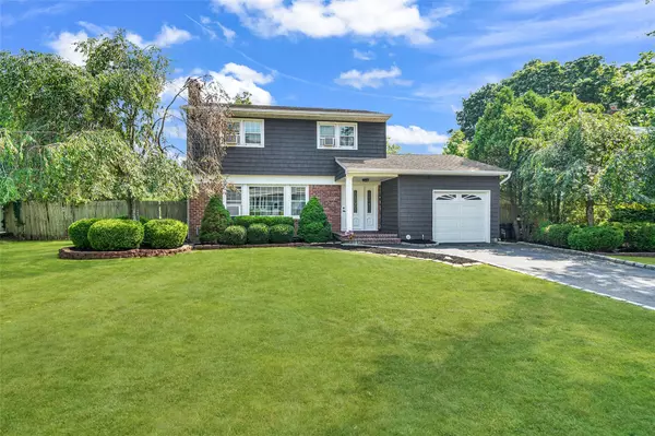 64 Woodbury RD, Hauppauge, NY 11788