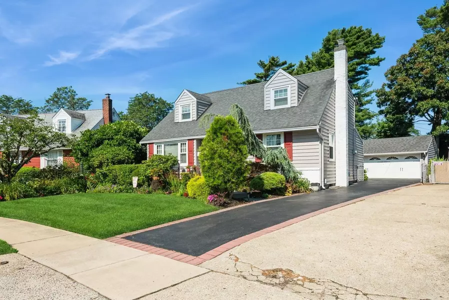 814 Surrey DR, East Meadow, NY 11554
