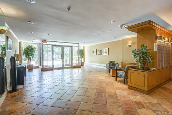 Great Neck, NY 11021,25 Park Place #3P