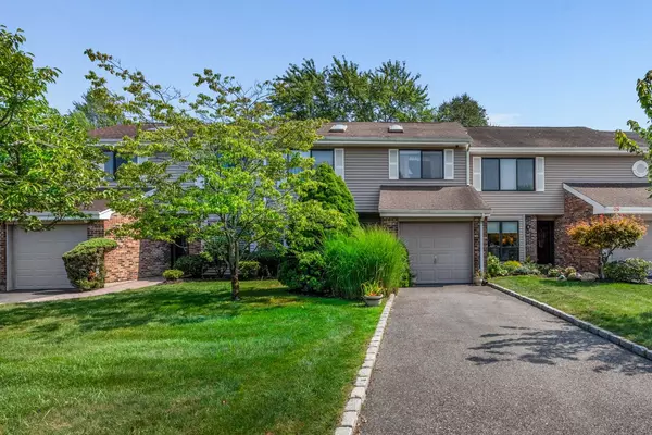 157 Hidden Ponds CIR, Smithtown, NY 11787