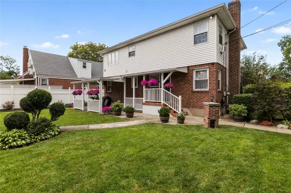New Hyde Park, NY 11040,218 Bryant AVE