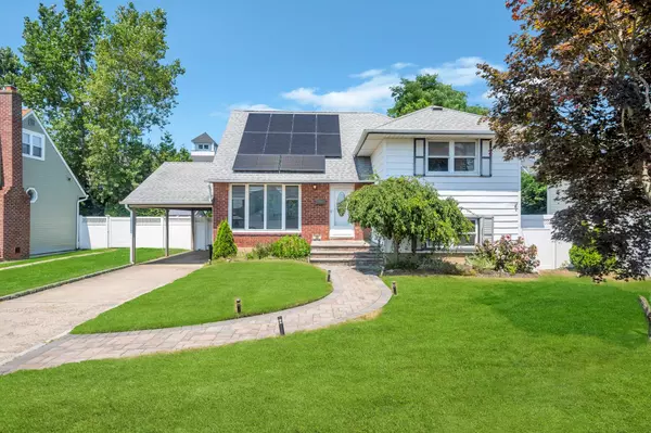 22 Manor LN,  Copiague,  NY 11726