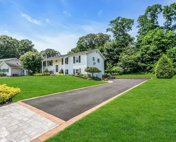 41 Berkshire DR, Hauppauge, NY 11788