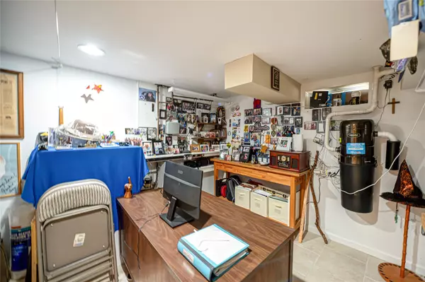 Smithtown, NY 11787,76 Burlington BLVD