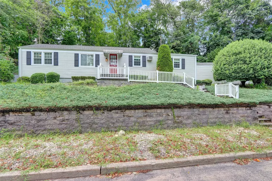81 Oakside RD, Smithtown, NY 11787