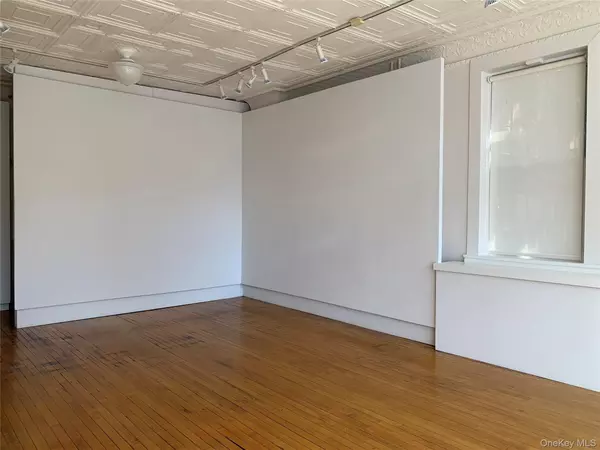 Hudson, NY 12534,362 1/2 Warren ST