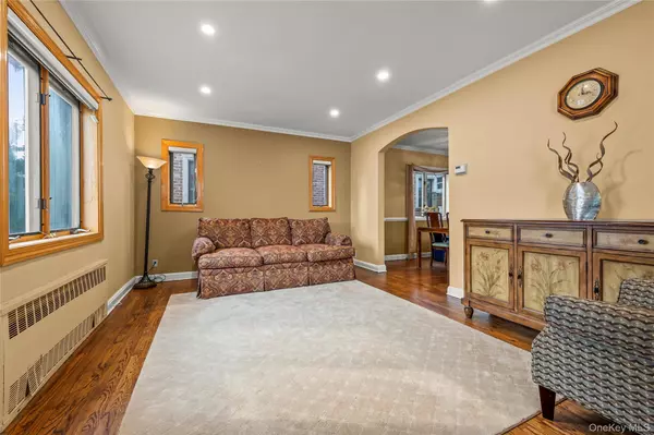 Fresh Meadows, NY 11366,7342 180th ST