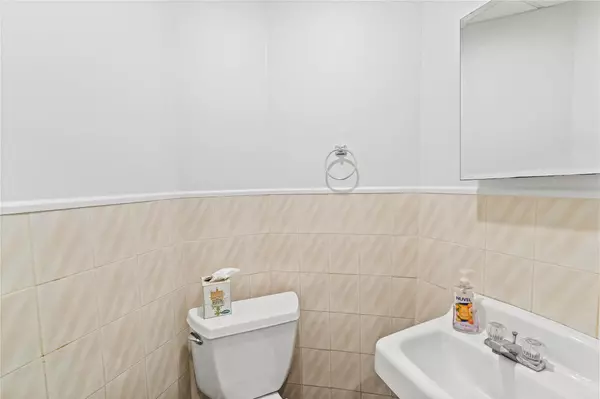 Glen Cove, NY 11542,76 Elm AVE #A