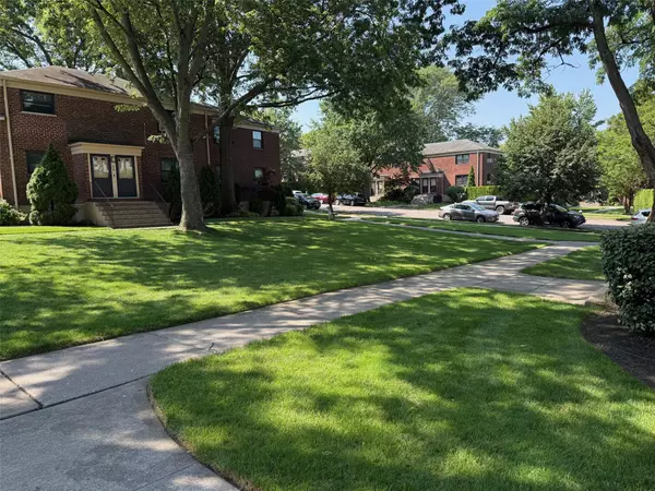 Oakland Gardens, NY 11364,74-65 220th ST #102A2