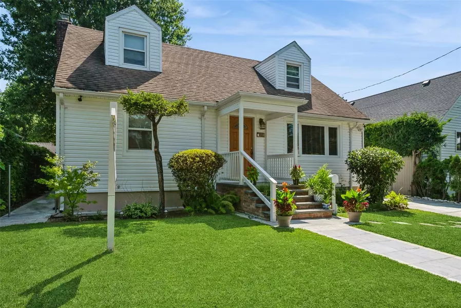 144 Linden ST, Roslyn Heights, NY 11577