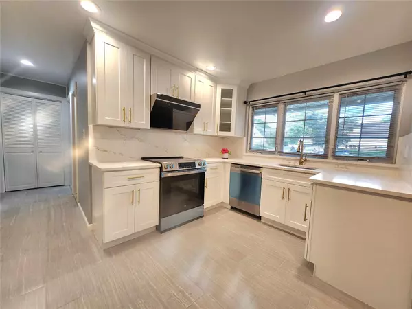Hicksville, NY 11801,18 Bamboo LN