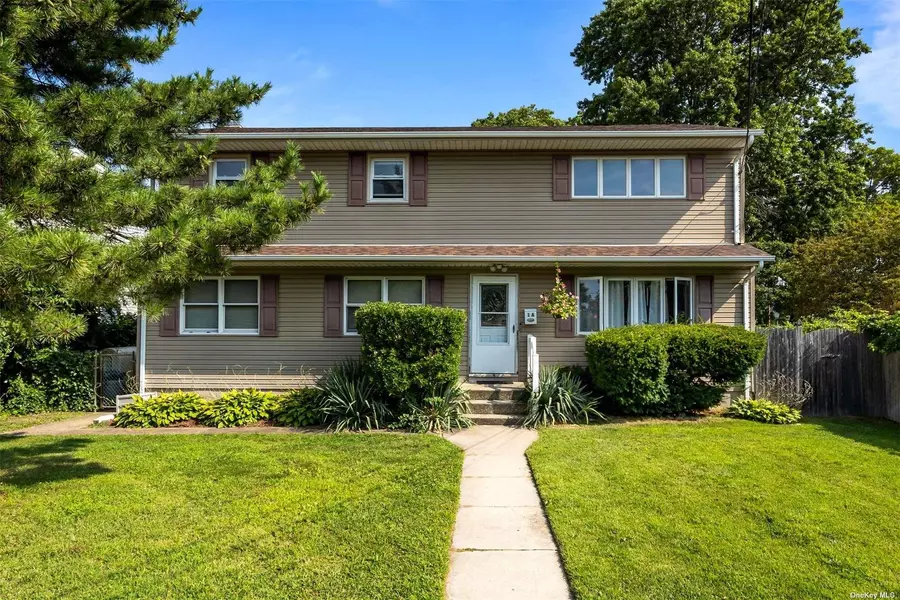 4 Quaker CT, West Babylon, NY 11704