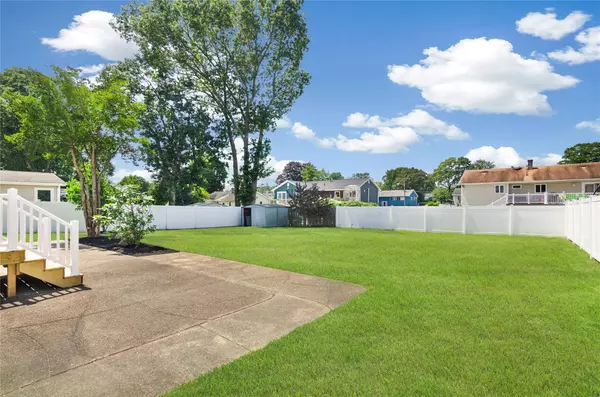 East Islip, NY 11752,498 Belmore AVE