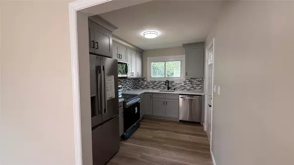 Amityville, NY 11701,32 Penndale DR