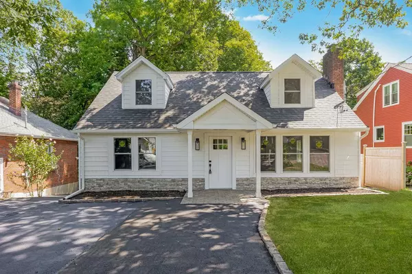 18 Maple PL, Huntington, NY 11743