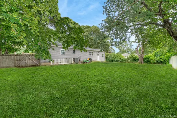 Shirley, NY 11967,34 Pinetop DR