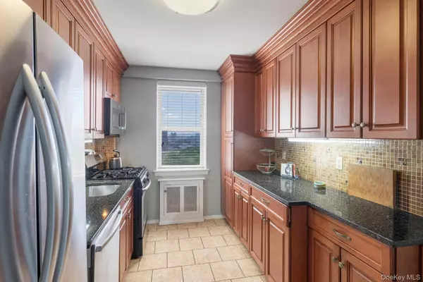 Bronx, NY 10463,3135 Johnson AVE #16C