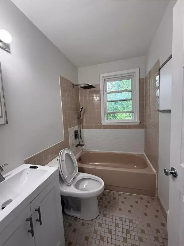 Rockville Centre, NY 11570,77 Woods Avenue