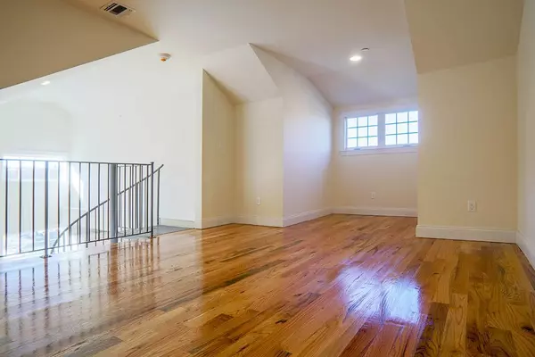 Glen Cove, NY 11542,40 Cedar Swamp RD #1005