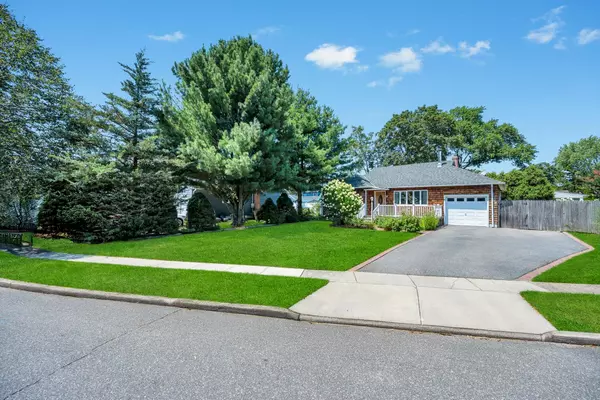 57 Clinton ST, Babylon, NY 11702