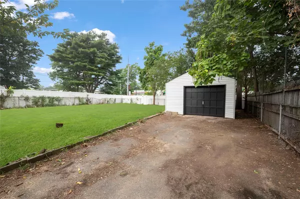 Uniondale, NY 11553,666 Lowell RD