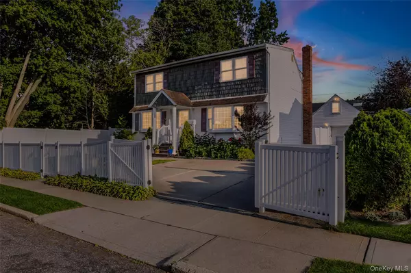 Hicksville, NY 11801,17 Woodcrest RD