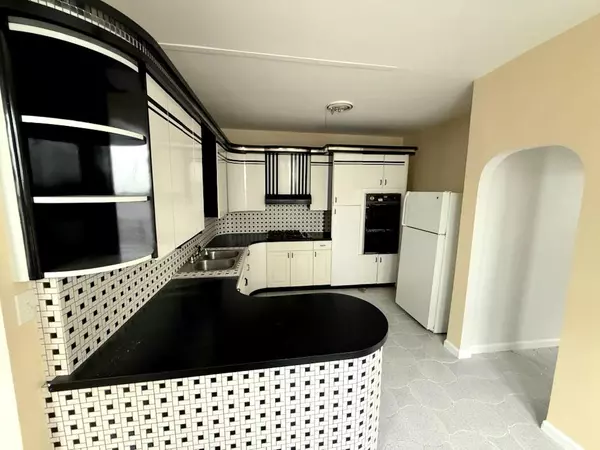 Brooklyn, NY 11218,85 Louisa ST #2