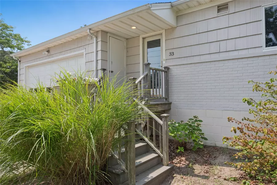 33 Beach RD, Laurel, NY 11948