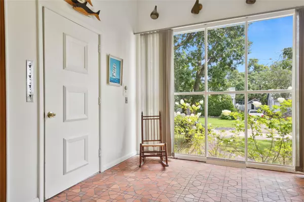 Laurel, NY 11948,33 Beach RD