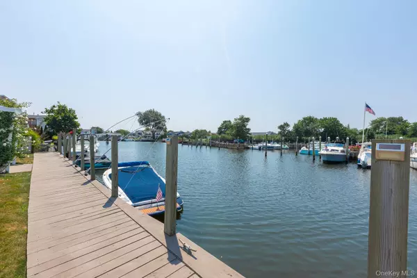 Lindenhurst, NY 11757,106 Surf RD