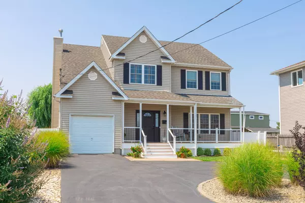 106 Surf RD, Lindenhurst, NY 11757
