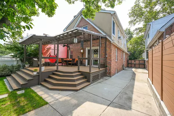 Middle Village, NY 11379,81-11 64 RD