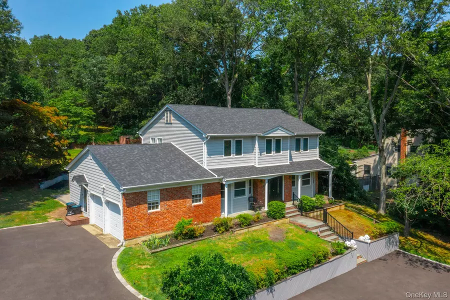 45 Grandview LN, Smithtown, NY 11787